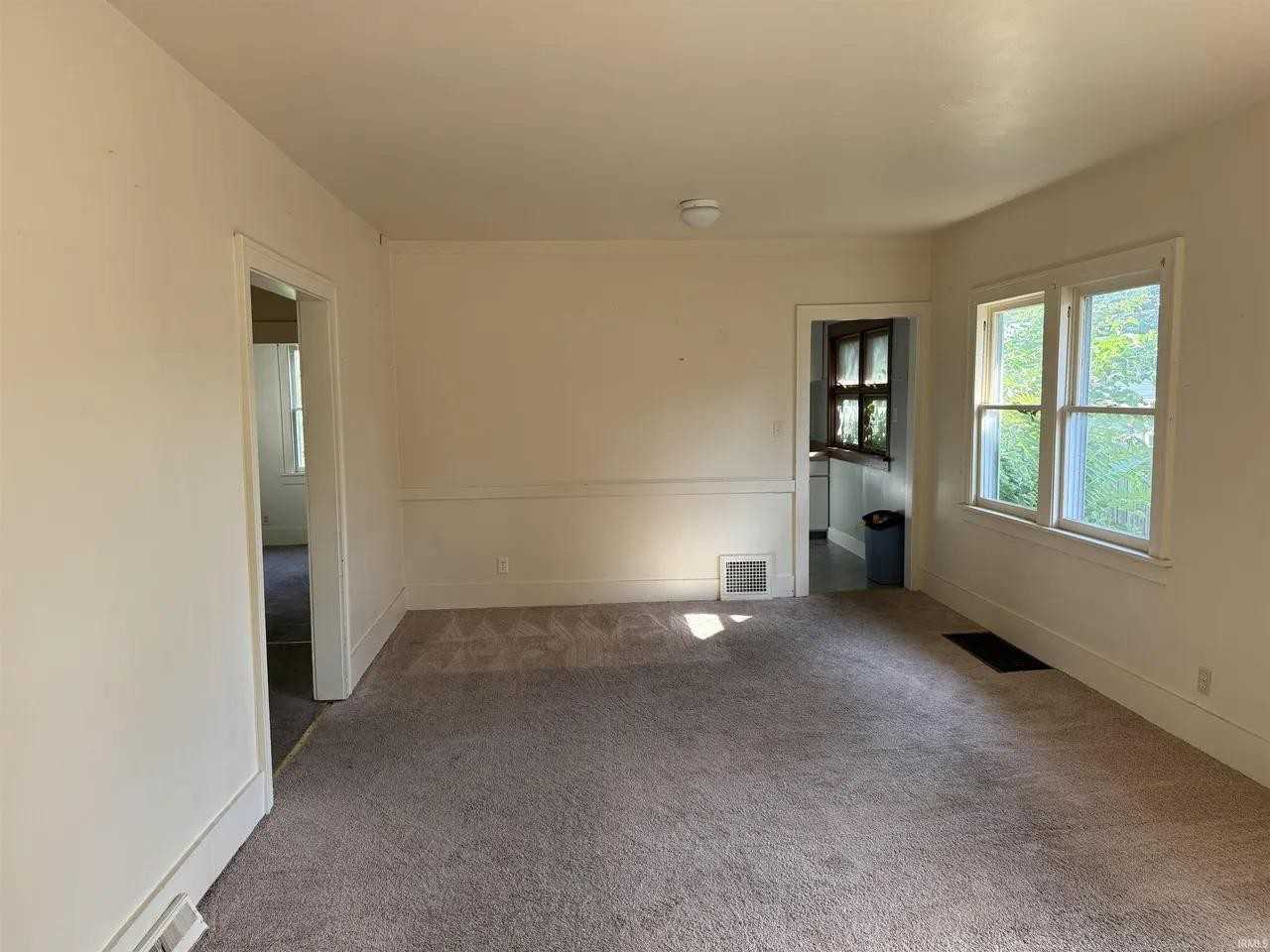 1133 Altgeld St - Photo 5 of 11
