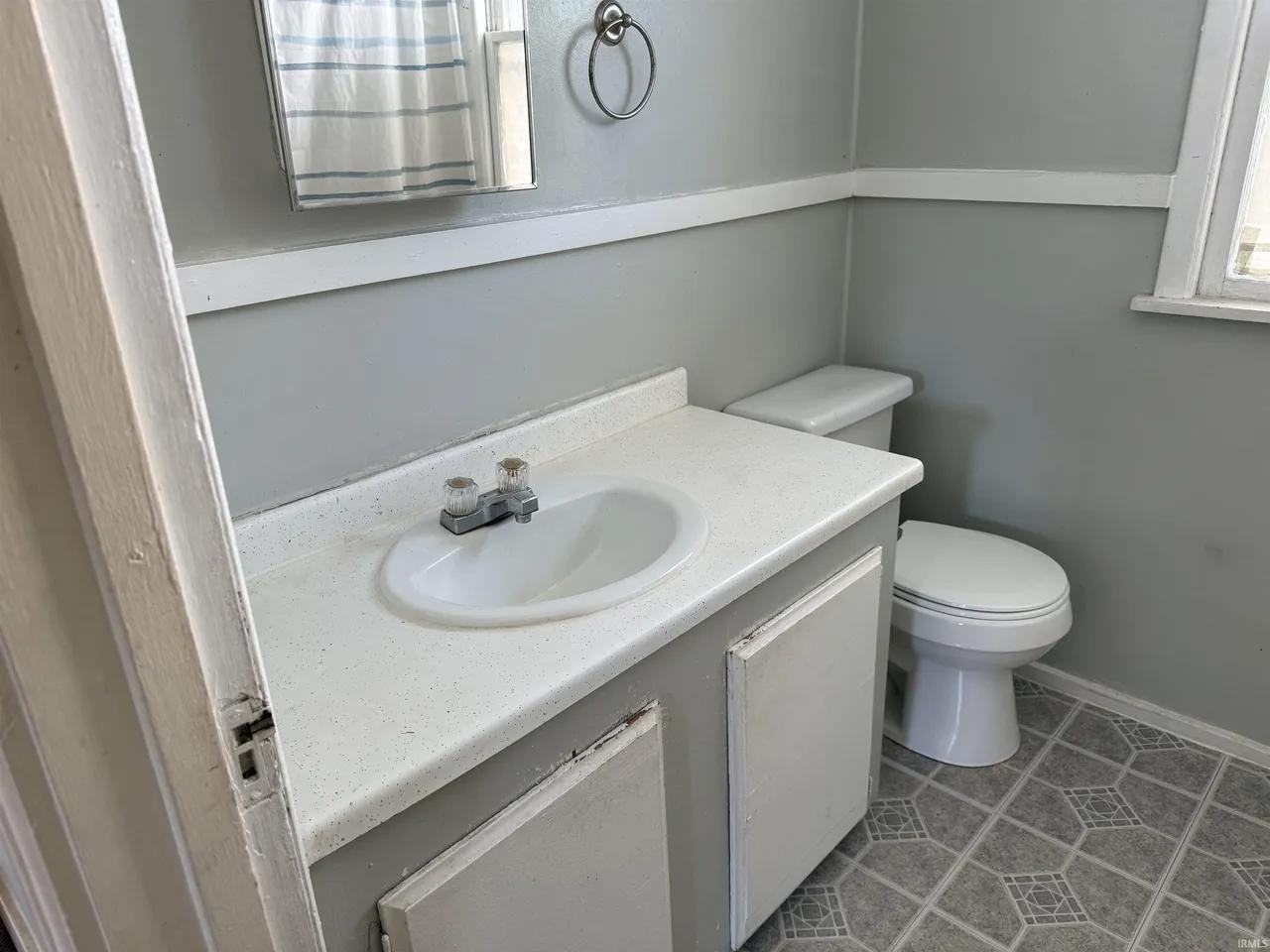 1133 Altgeld St - Photo 6 of 11