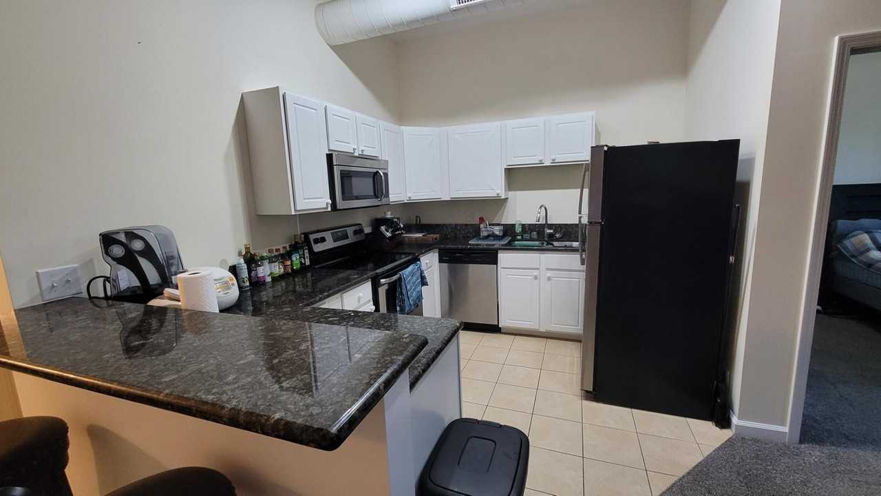 221 Glen St - Photo 4 of 21