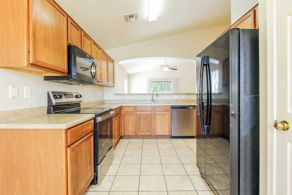5704 S 32nd Dr - Photo 7 of 16