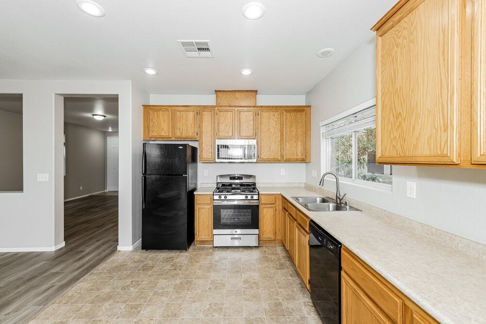 70 Glen Park Ave - Photo 7 of 17