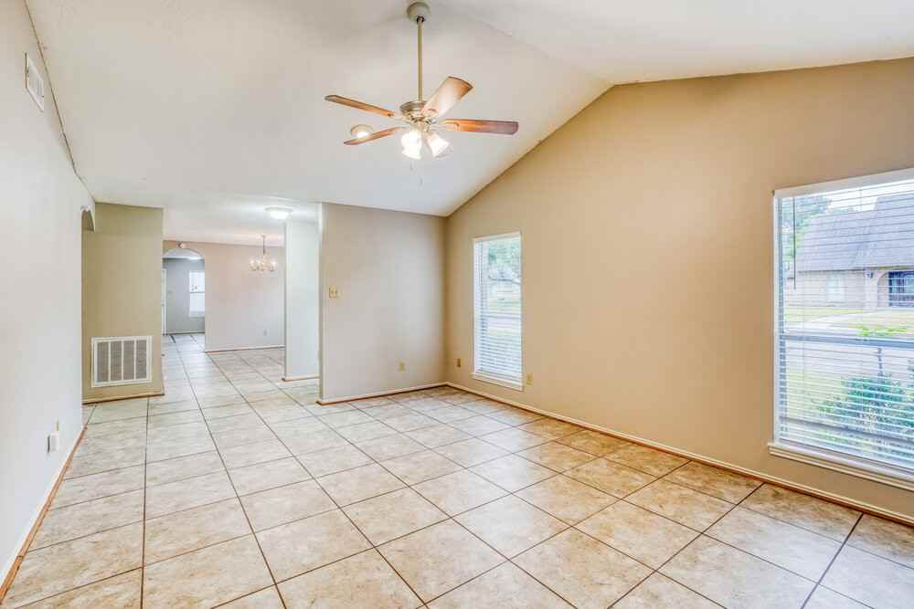 3202 Palm Desert Ln - Photo 5 of 16