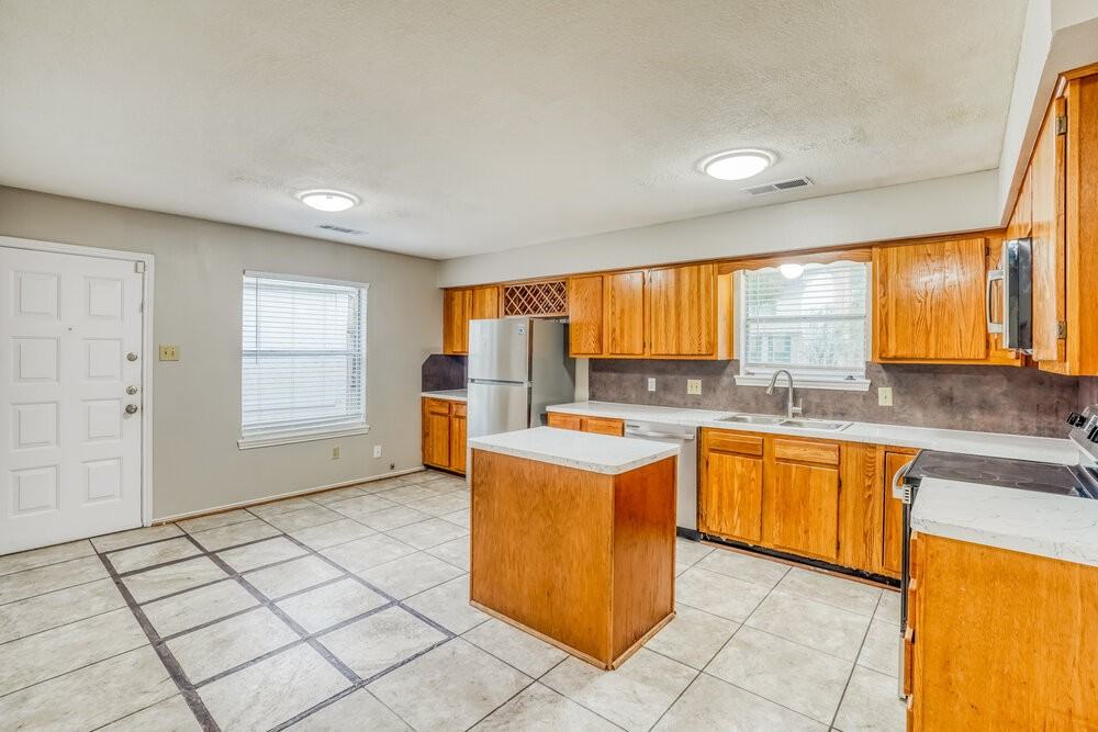 3202 Palm Desert Ln - Photo 7 of 16