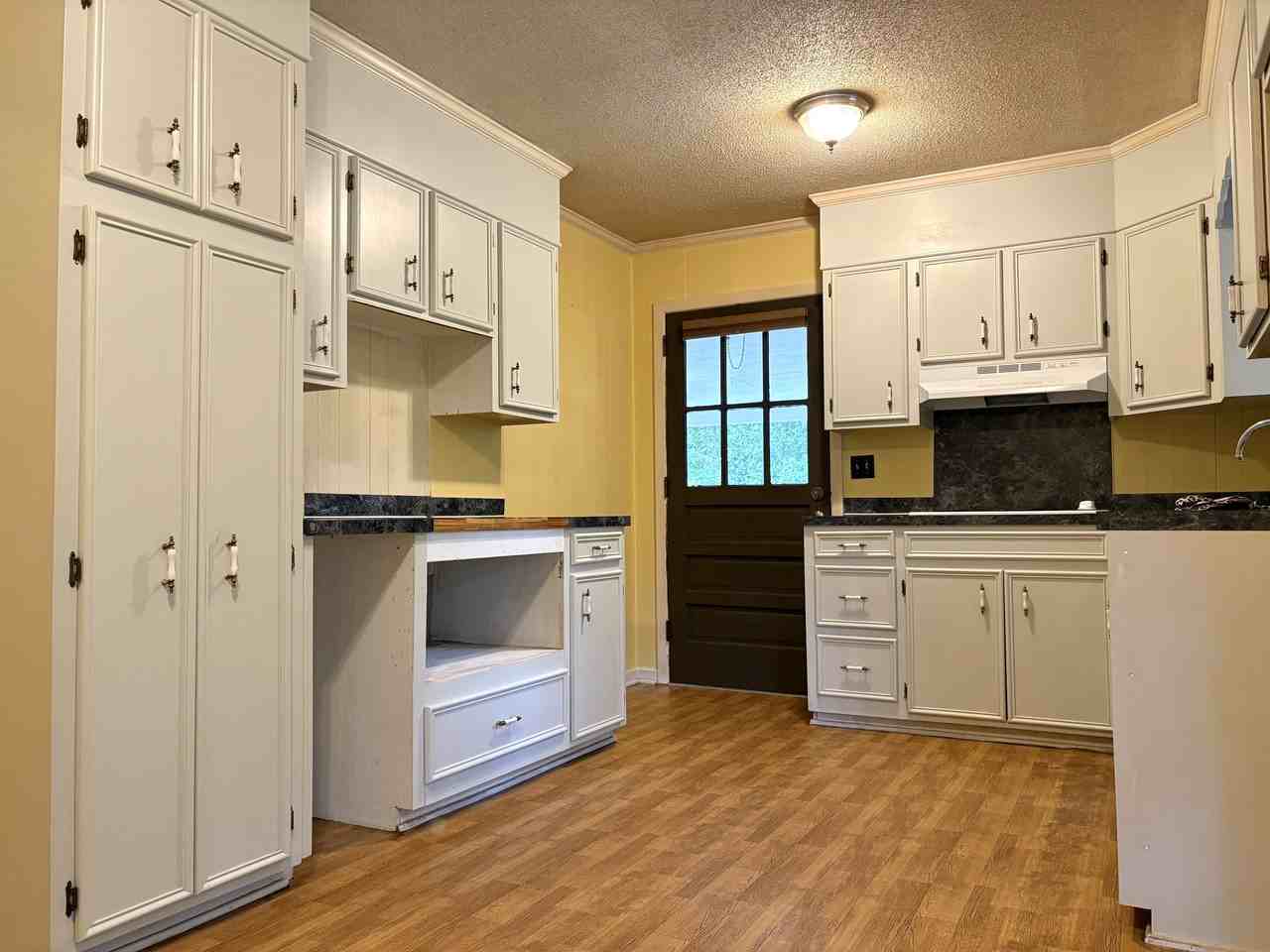 512 E Moore St #1 - Photo 5 of 19