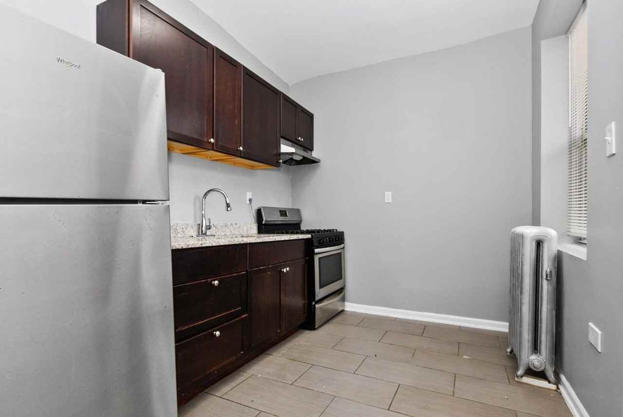 6952 - 6964 S. Clyde Avenue / E. 70th St. - Photo 5 of 8