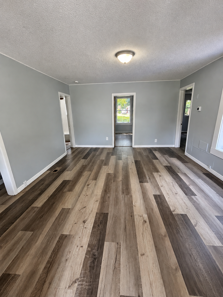 604 W 14th St - Photo 2 of 10