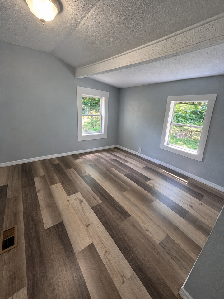 604 W 14th St - Photo 7 of 10