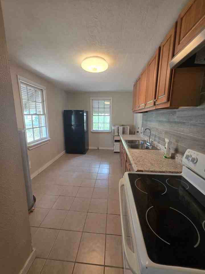 828 Forsythe St - Photo 5 of 22
