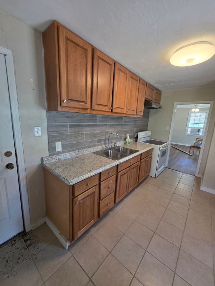 828 Forsythe St - Photo 6 of 22