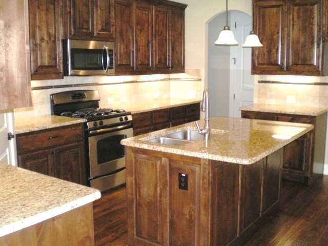 402 Collins St - Photo 4 of 23