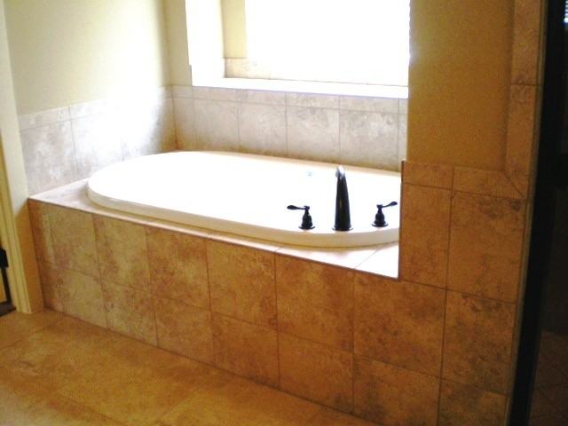402 Collins St - Photo 7 of 23