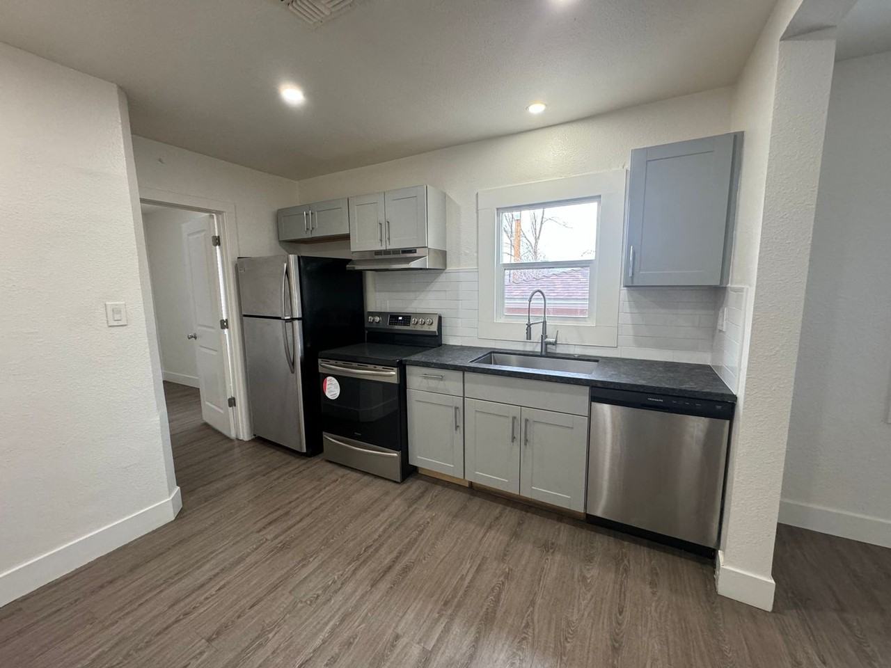 321 Locust St - Photo 3 of 22