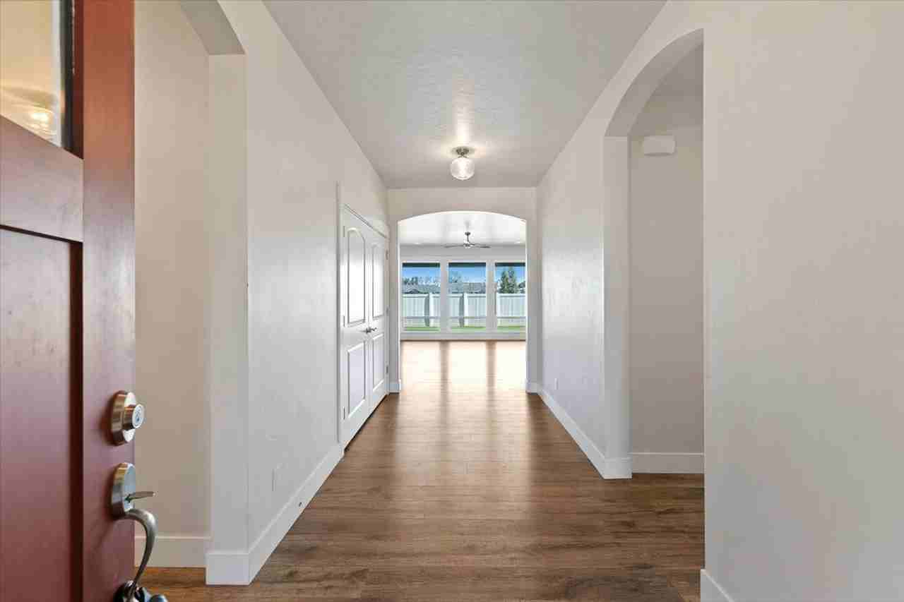 18516 Smiley Peak Ave - Photo 3 of 42