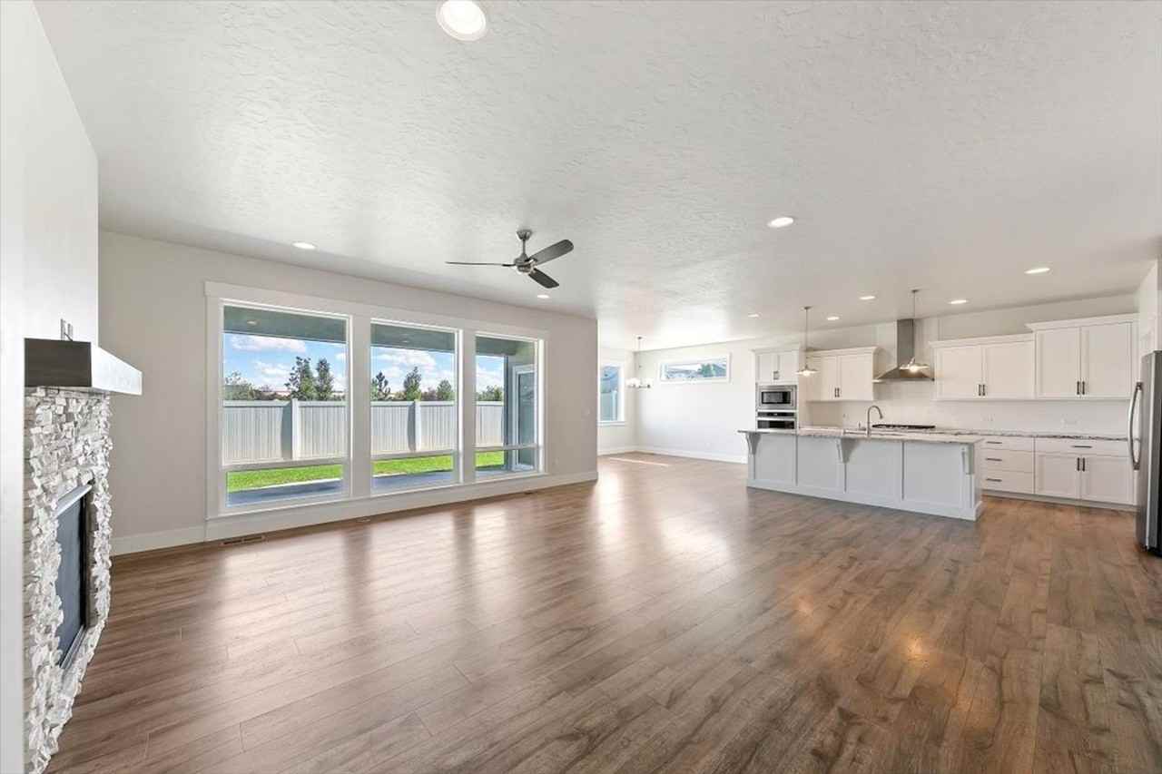 18516 Smiley Peak Ave - Photo 7 of 42