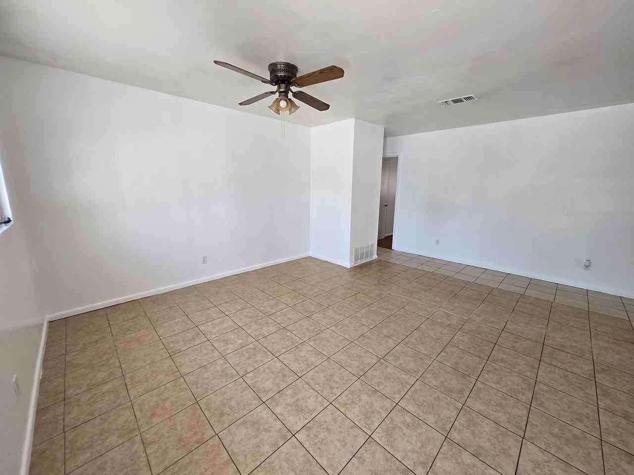 1219 W Summit St - Photo 2 of 15