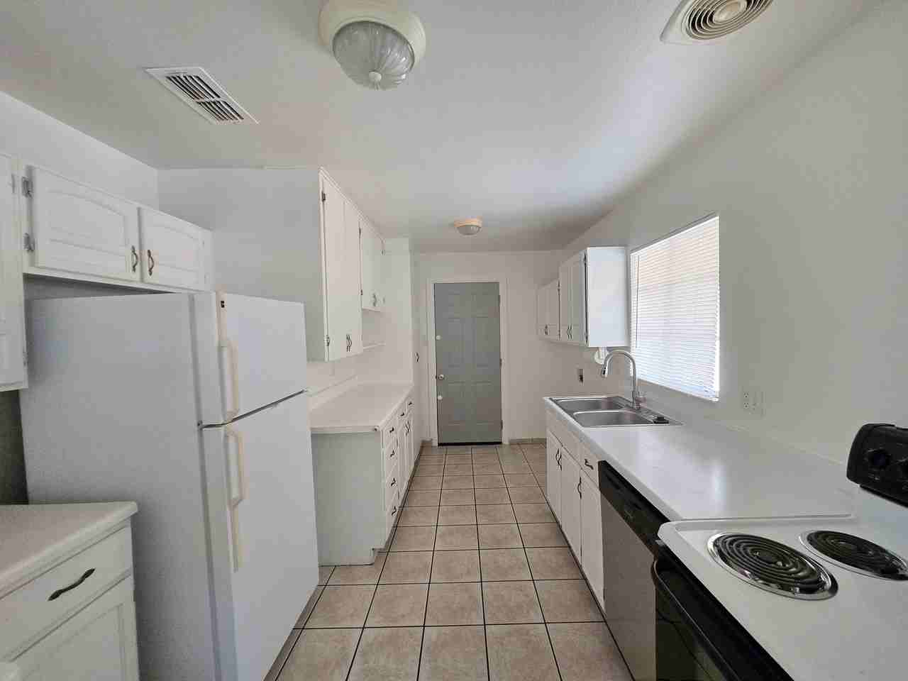 1219 W Summit St - Photo 6 of 15