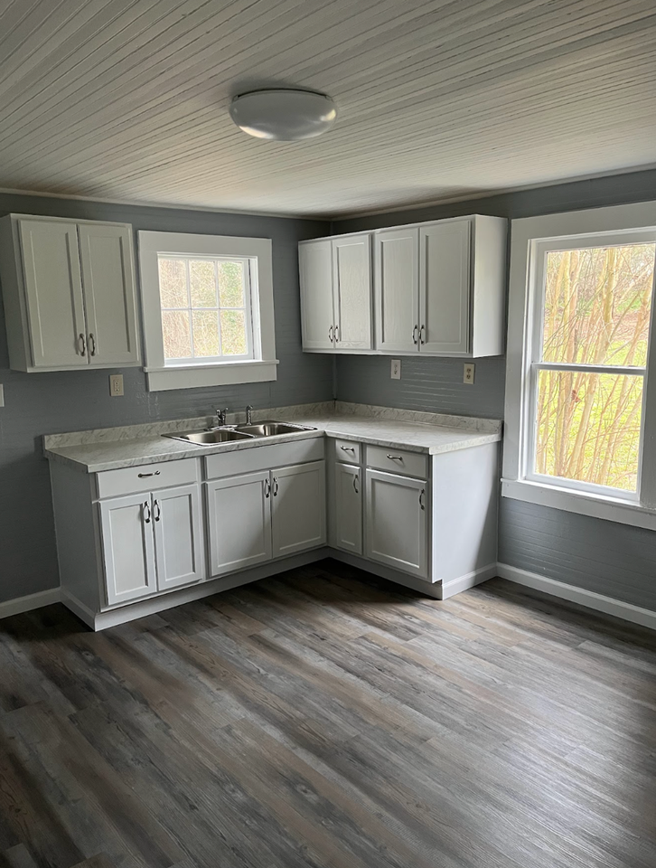 437 Garrett St - Photo 4 of 8