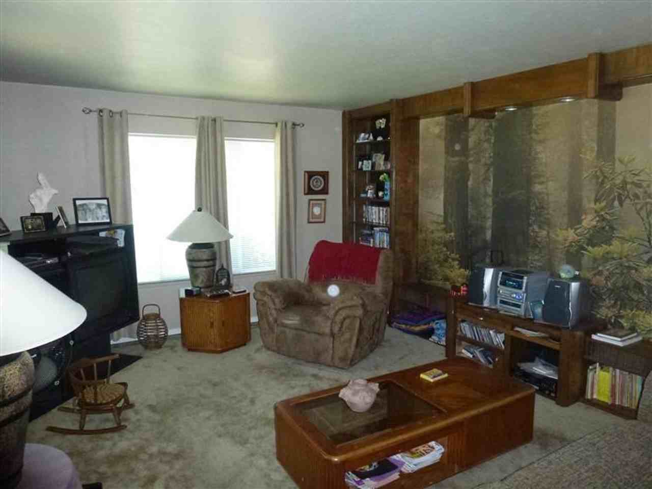 4653 N Angus St - Photo 3 of 10