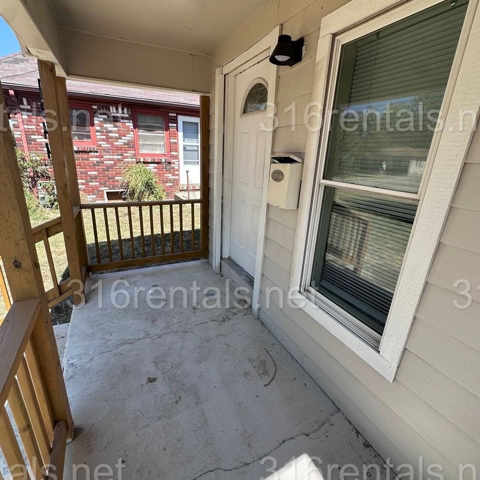 1844 S Hiram St - Photo 2 of 15