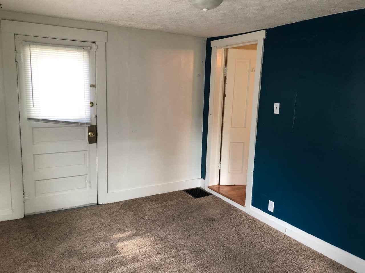 921 S Washington St - Photo 4 of 8
