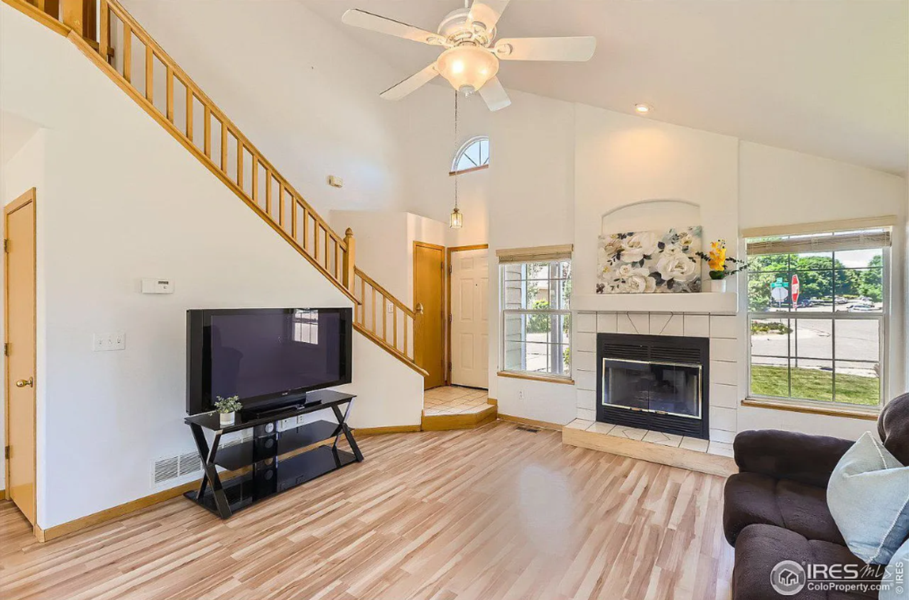 455 Derry Dr - Photo 2 of 13