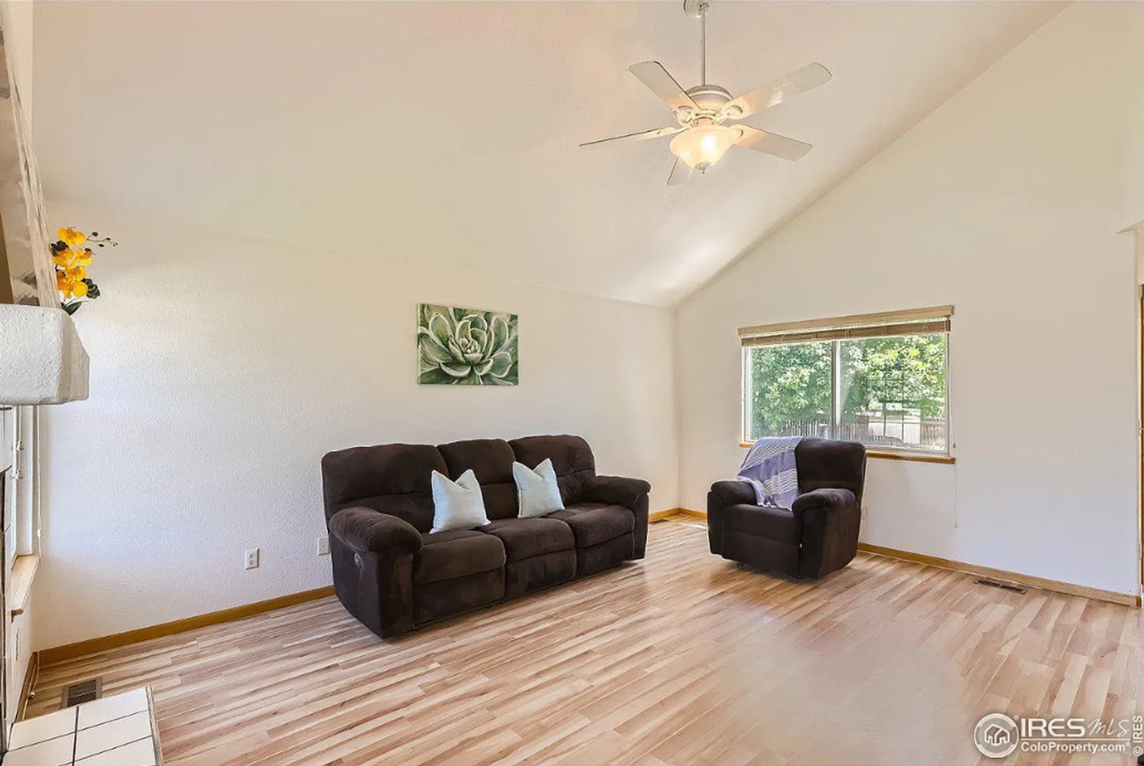 455 Derry Dr - Photo 3 of 13