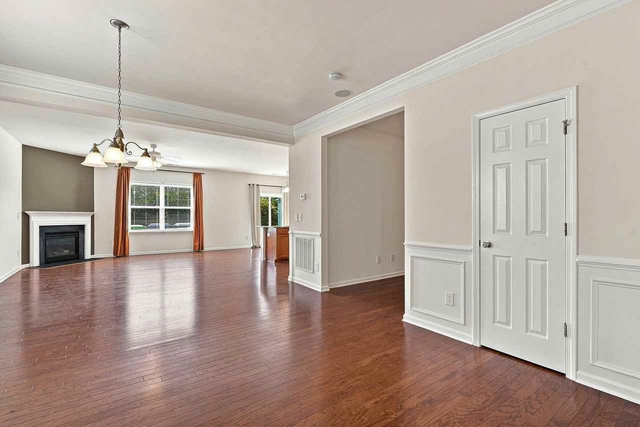 4332 Burchard Dr - Photo 5 of 31