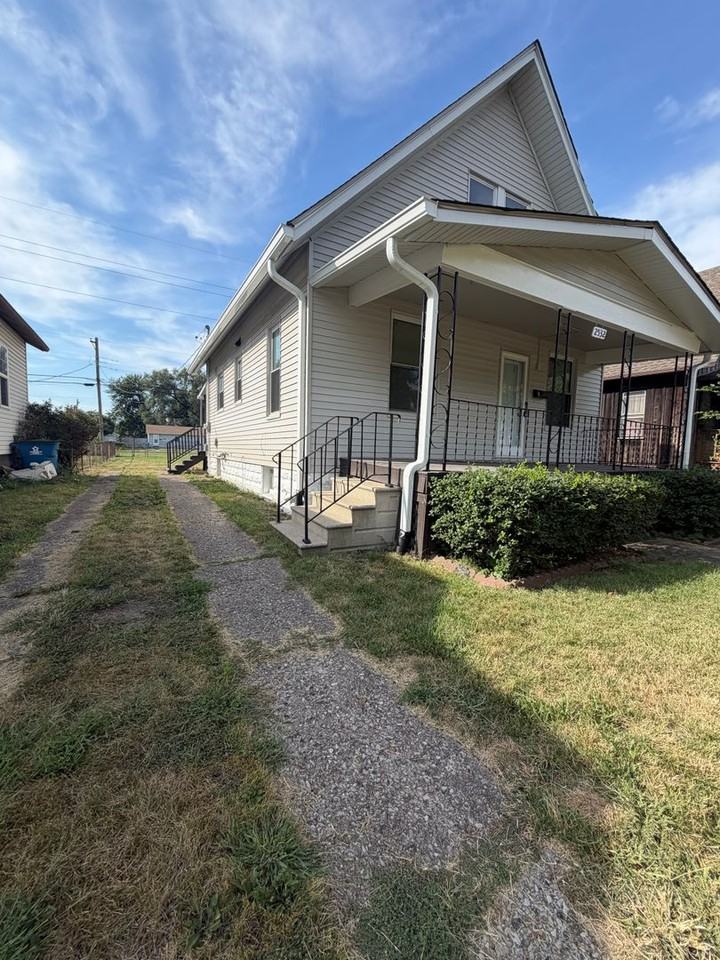 2532 E 27th St - Photo 2 of 13