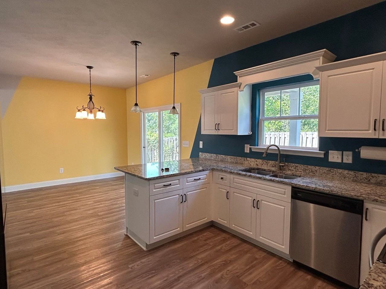 204 Pebble Ln - Photo 4 of 24