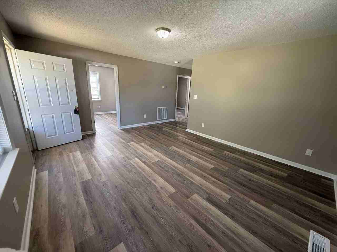 6301 Railroad St - Photo 2 of 8