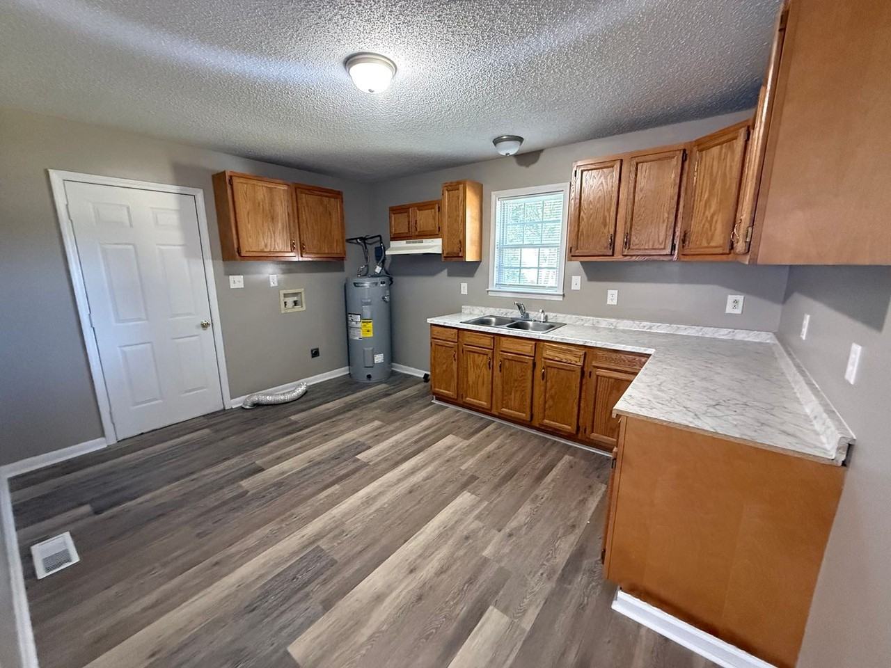 6301 Railroad St - Photo 4 of 8