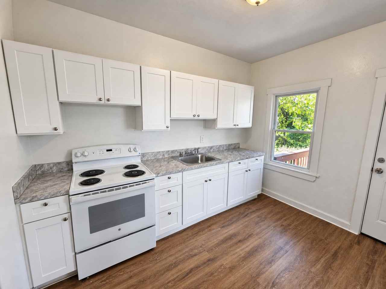 803 Anchorage St - Photo 7 of 20