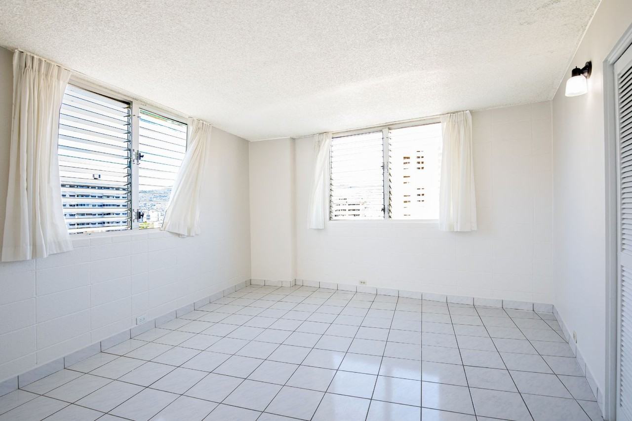 222 Liliuokalani Ave #1303 - Photo 5 of 17