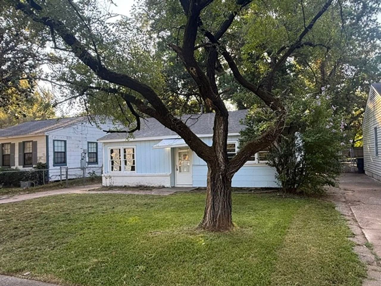 1252 Dudley Ln - Photo 2 of 13
