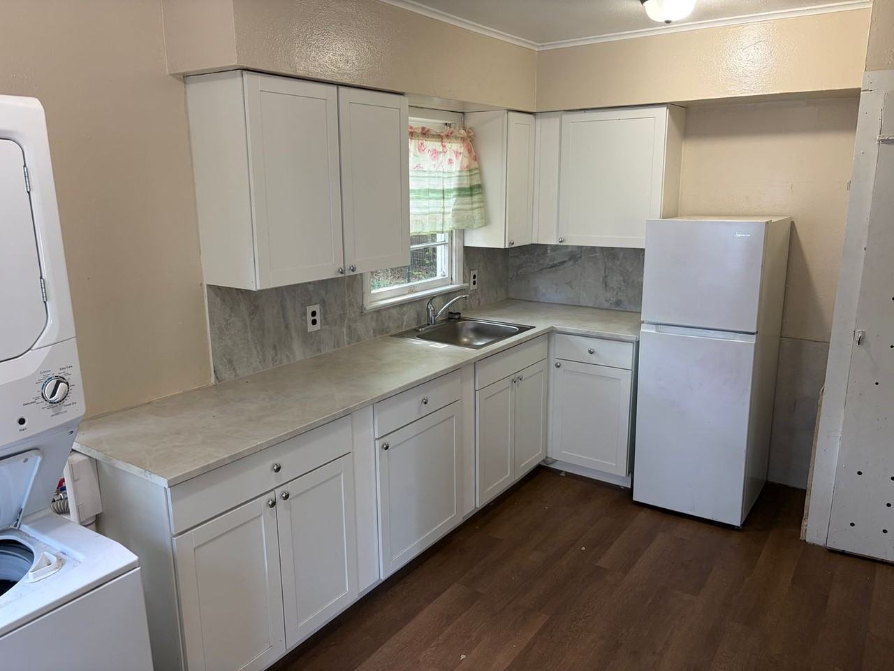 1252 Dudley Ln - Photo 3 of 13
