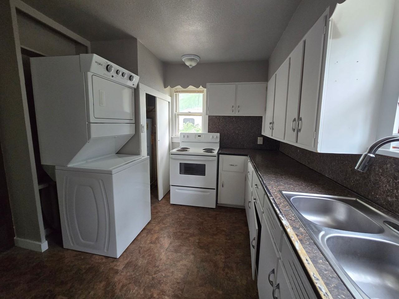 391 Park St - Photo 7 of 13