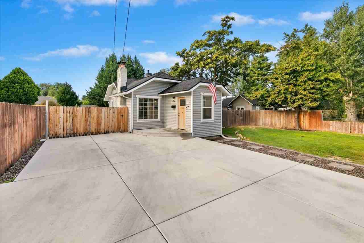 4801 W Irving St - Photo 2 of 39