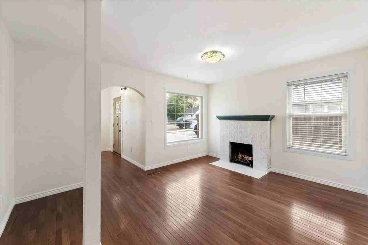 4801 W Irving St - Photo 7 of 39