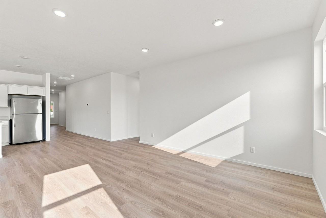 706 E 4th St - Photo 6 of 29