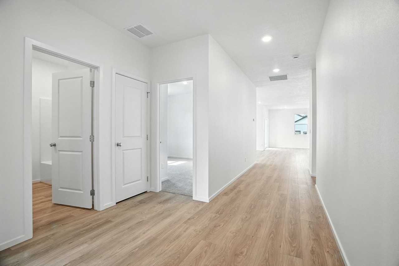 705 E 5th St - Photo 4 of 44