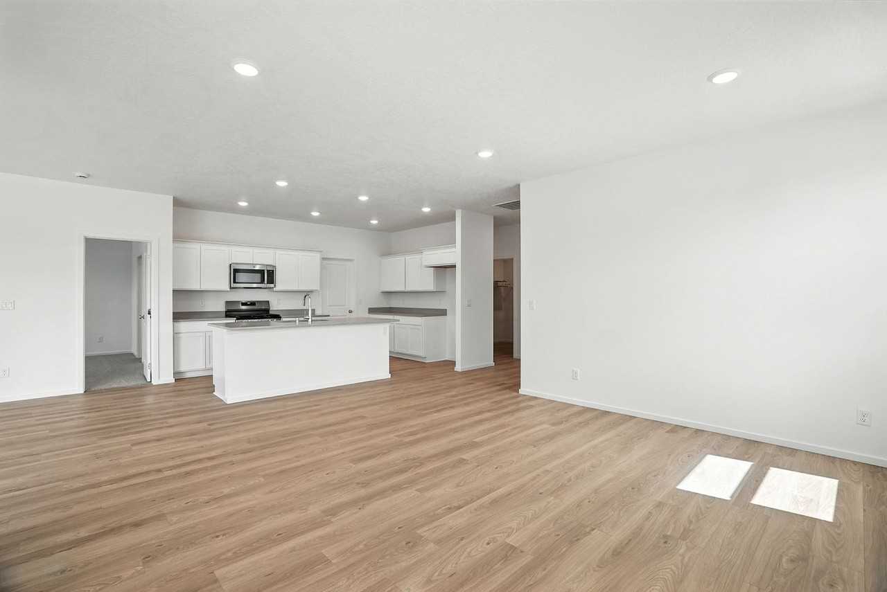 705 E 5th St - Photo 7 of 44