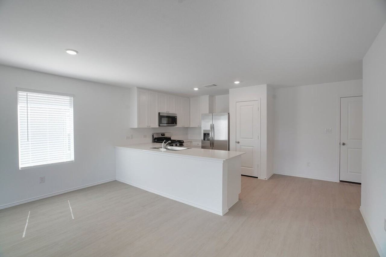 433 Whoopers Loop - Photo 6 of 20