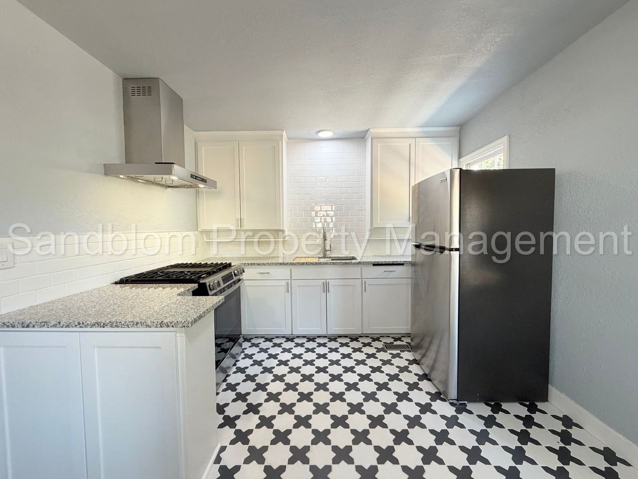 3808 E 22nd St - Photo 5 of 15