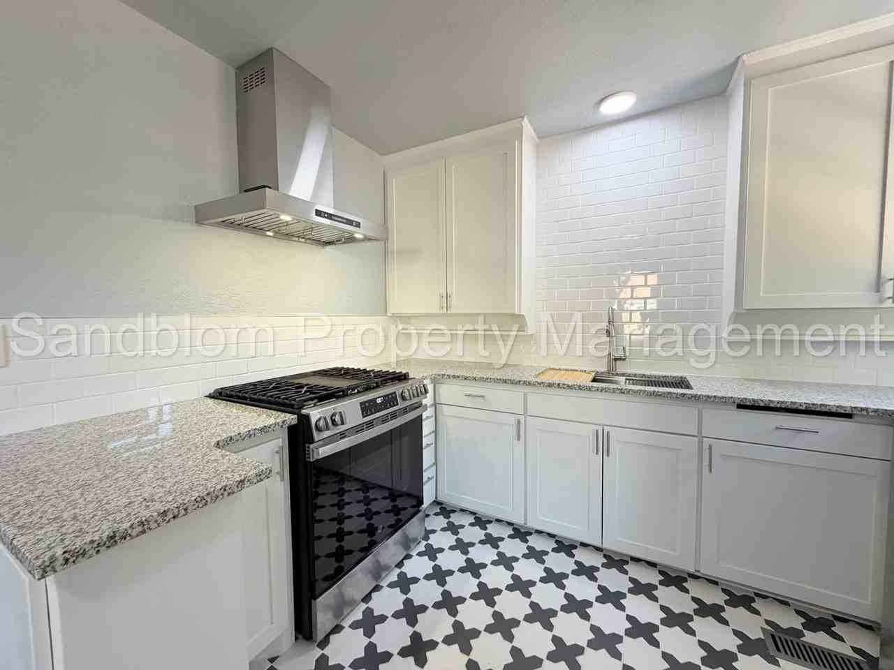 3808 E 22nd St - Photo 6 of 15