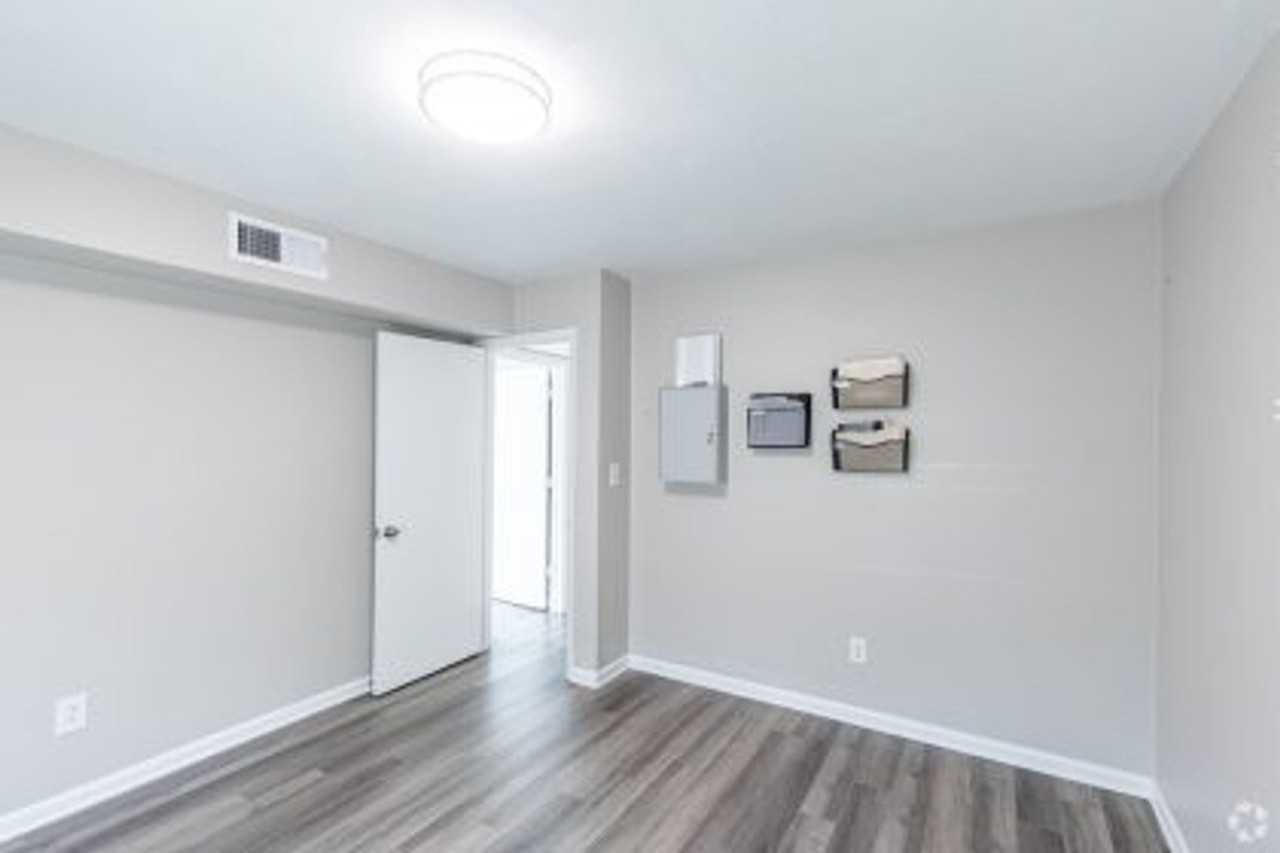 510 Yorkshire St - Photo 6 of 25
