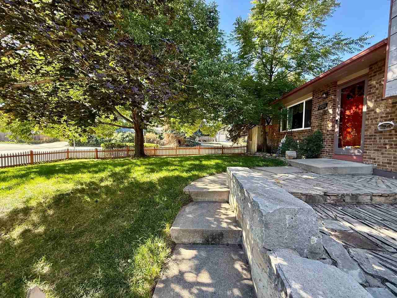 2136 Springfield Ct - Photo 2 of 25