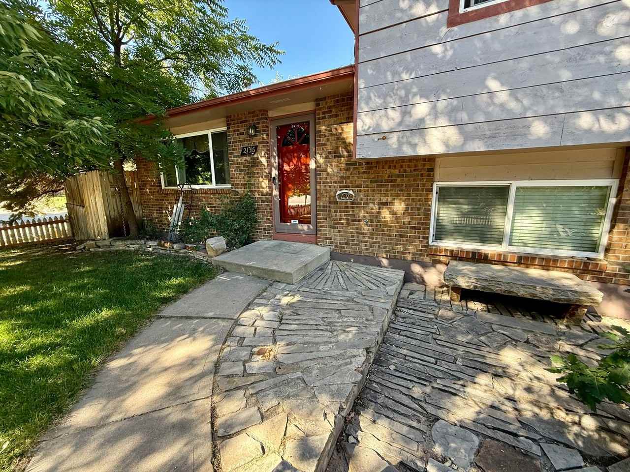 2136 Springfield Ct - Photo 3 of 25