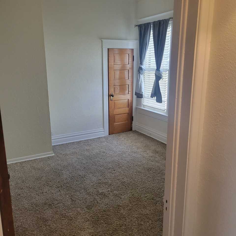 1060 S Emerson St - Photo 6 of 10