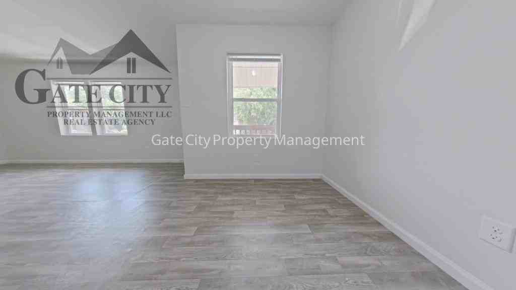 427 S Main St - Photo 5 of 13