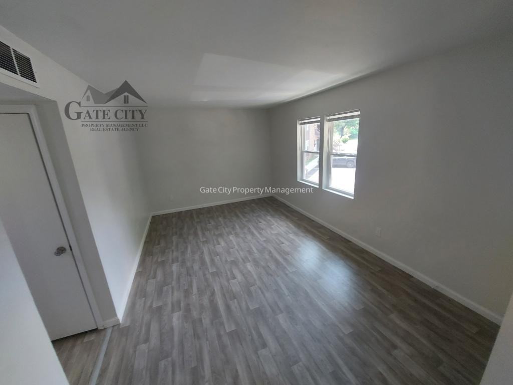 427 S Main St - Photo 6 of 13